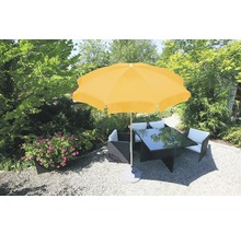 Gult parasoll över trädgårdsbord och stolar