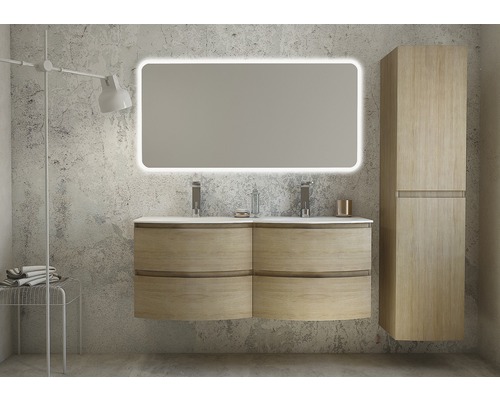 Badrum med tvättställsskåp, belyst spegel och högskåp