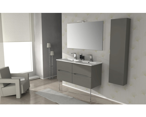 Modernt badrum med dubbla handfat, spegel och högskåp