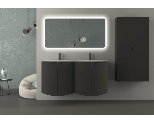 Modern badrumsinredning med tvättställ, belyst spegel och högskåp.