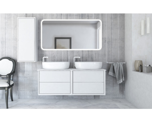 Ljust badrum med dubbla handfat, spegel med belysning och högskåp