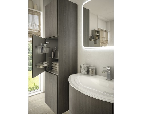 Modernt badrum med handfat och öppet badrumsskåp för förvaring av badrumsartiklar