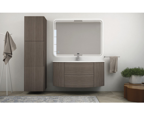 Badrum med tvättställsskåp, spegelskåp och högskåp