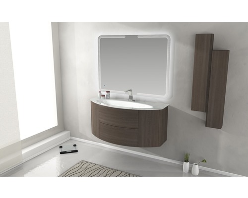 Badrum med handfat, spegel, hängande skåp och våg