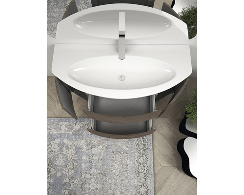 Ovanifrån en badrumsmöbel med tvättställsskåp, öppen låda, dörrar och armatur