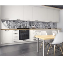 Kök med mosaikplattor som stänkskydd och matbord