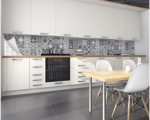 Kök med mosaikplattor som stänkskydd och matbord