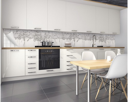 Modernt kök med vita skåp, matbord och stänkskydd