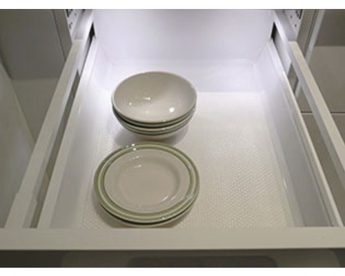 Tallrikar och skålar i en låda