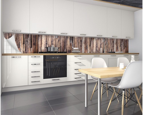 Köksstänkskydd med träutseende i modernt kök