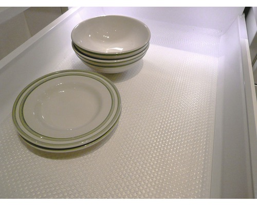 Tallrikar och skålar på en lådmatta