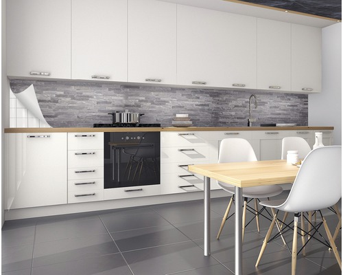 Modernt kök med vita skåp, bänkskiva i trä och grå stenvägg