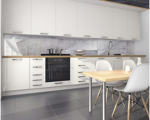 Modernt kök med vita skåp, bänkskiva i trä och stänkskydd i betonglook