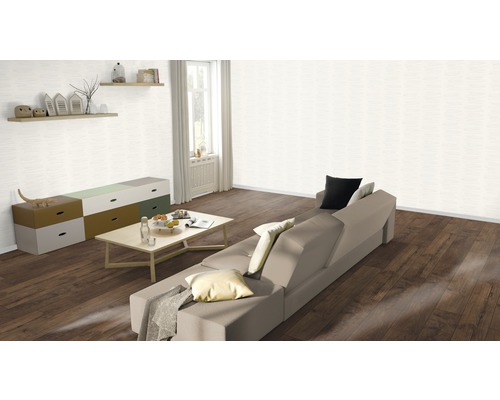 Vardagsrum med soffa, bord, byrå och hyllor