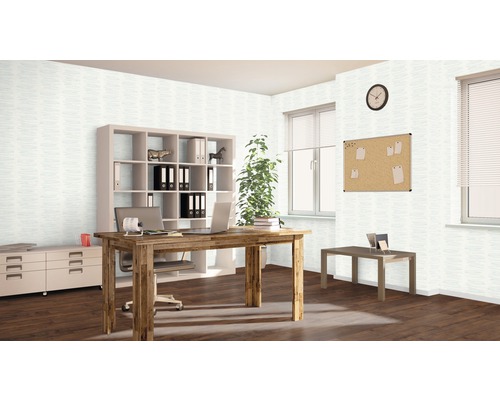 Kontorsrum med skrivbord, hylla och korktavla