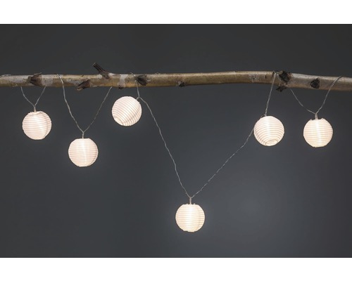 Ljusslinga med runda papperslyktor på en gren