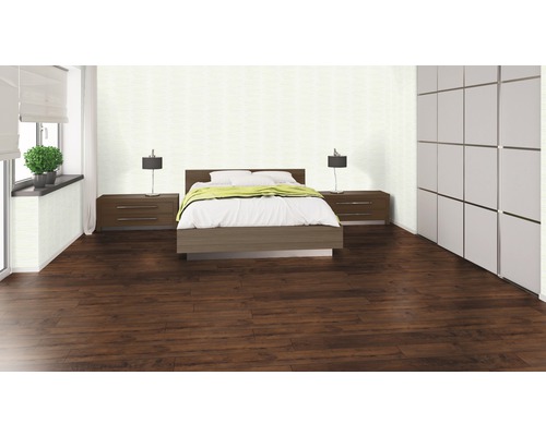 Modernt sovrum med mörkt laminatgolv, säng, sängbord och garderob