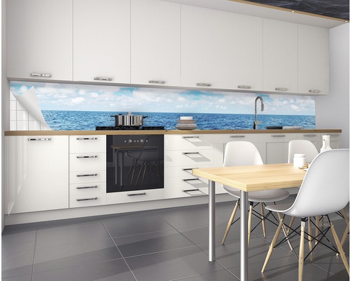 Stänkskydd med havsutsikt i ett modernt kök