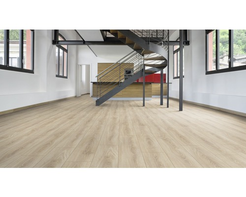 Ljust laminatgolv i ett rum med spiraltrappa och pentry