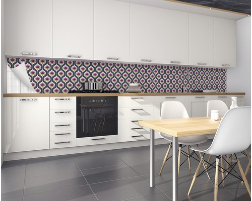 Kök med retro kakelvägg, matbord och stolar