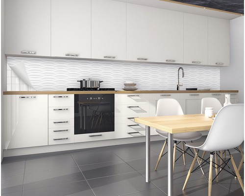 Modernt kök med vita skåp, diskho, häll, matbord och strukturerad väggbeklädnad.