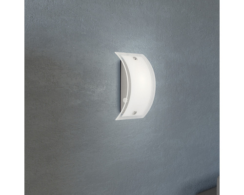 Halvrund vägglampa i glas monterad på en vägg.