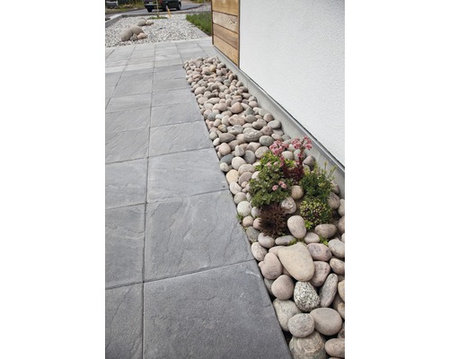 Stengångplattor med grus och växter