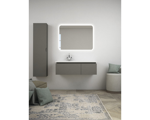 Badrum med tvättställsskåp, spegelskåp och högskåp