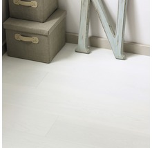 Ljust golv med förvaringslådor och en dekorativ bokstav