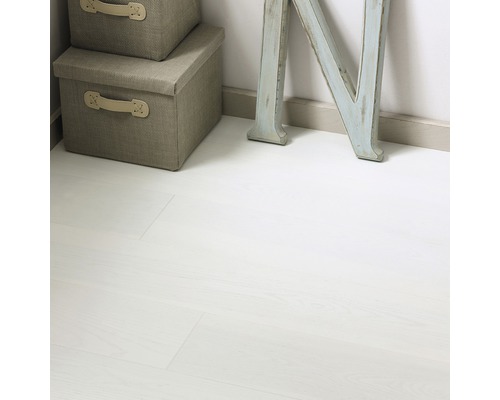 Ljust golv med förvaringslådor och en dekorativ bokstav