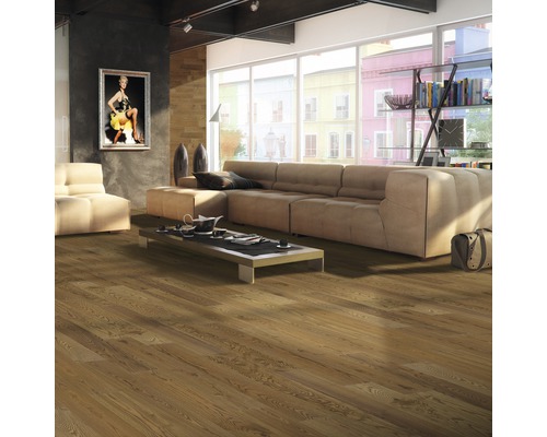 Vardagsrum med trägolv, soffa och soffbord