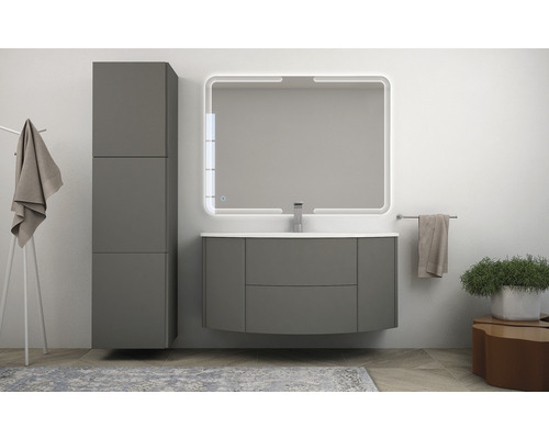 Modernt badrumsset med tvättställ, spegelskåp och högskåp