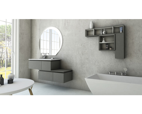 Modernt badrum med tvättställsskåp, spegel, förvaringshylla och badkar