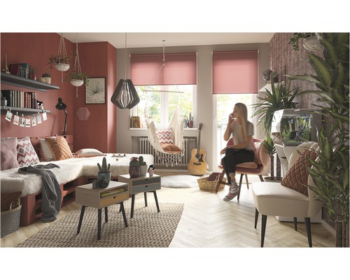 Mysigt rum med dagsbädd av pallar, hänglampa, hängstol och rullgardiner