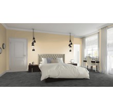 Ljust sovrum med säng, skrivbord och pendellampor