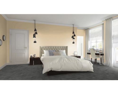 Ljust sovrum med säng, skrivbord och pendellampor