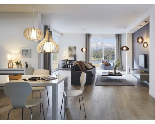 Vardagsrum med matbord, soffa, TV och pendellampor