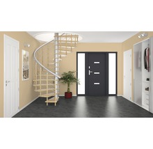 Ljus hall med spiraltrappa, ytterdörr och garderob