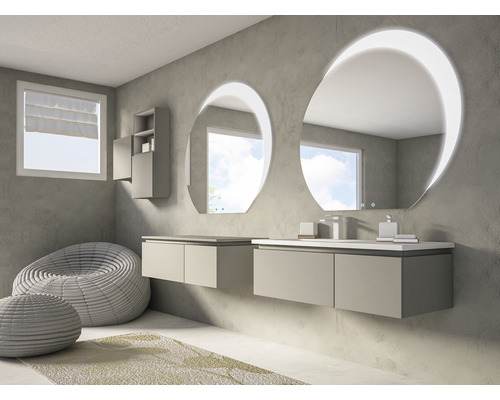 Modernt badrum med två tvättställ, runda speglar med belysning, en pall, en matta och ett fönster.