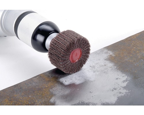 Lamellslipskiva på en borrmaskin slipar metall