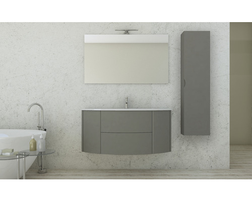 Badrum med tvättställsskåp, spegelskåp och högskåp