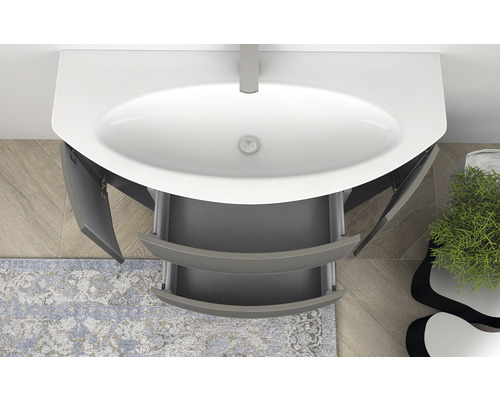 Ovanifrån av ett badrum med tvättställsskåp med lådor och öppna dörrar