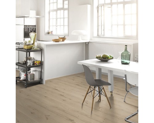 Ljust rum med kök, matbord och ljust trägolv