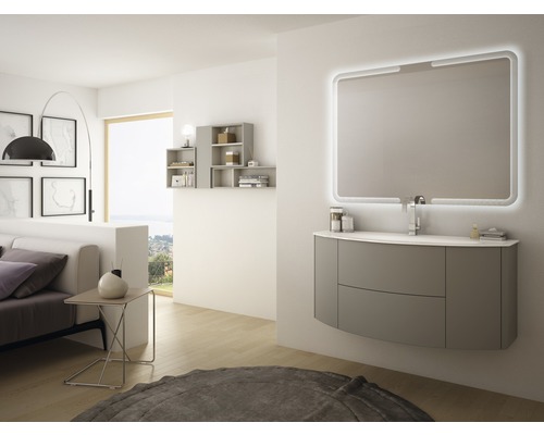 Badrum med tvättställsskåp, belyst spegel och förvaringshyllor