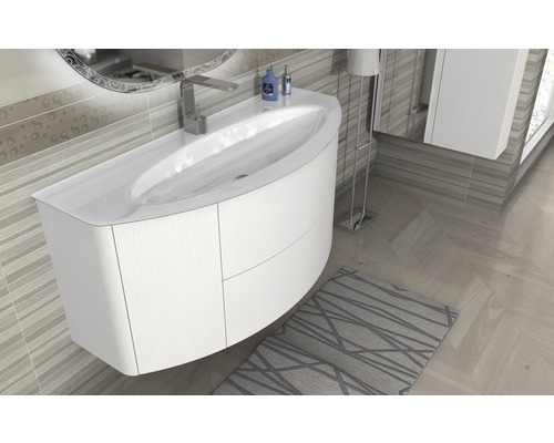 Badrum med tvättställsskåp och tvättställ