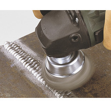 Stålborste på en vinkelslip som används på metall