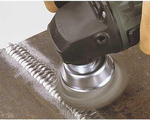 Stålborste på en vinkelslip som används på metall