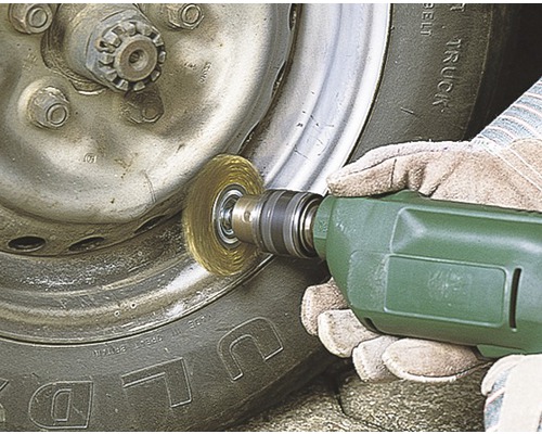 Borstinsats på borrmaskin som används för att rengöra en fälg