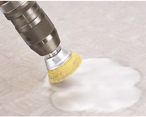 Stålborstfäste på borrmaskin i drift