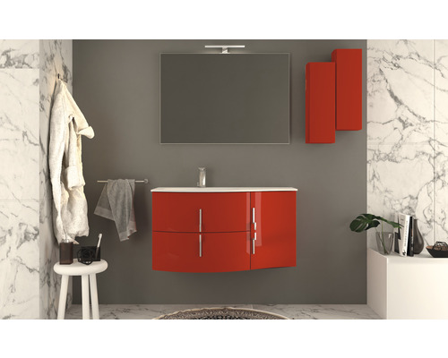 Badrum med tvättställ, spegel och väggskåp på väggen